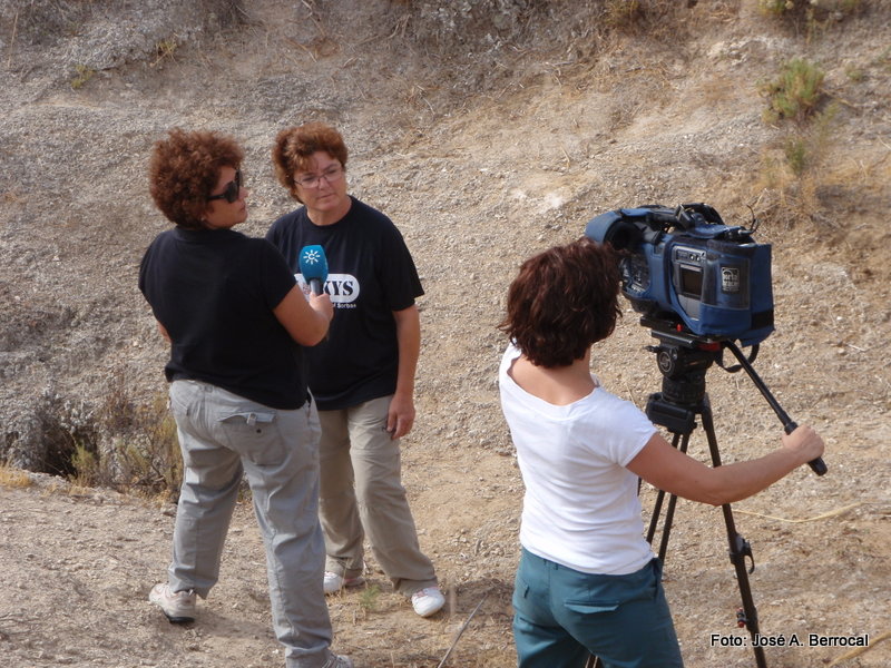 Mabel Angulo (Redactora de Canal Sur), Inmaculada Ayuso (Presidenta del Espeleo Club almería) y Pilar (Reportera Gráfica de Canal Sur)