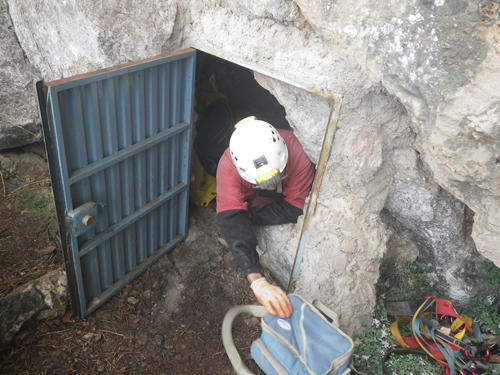 Acceso a la Cueva del Algarrobo